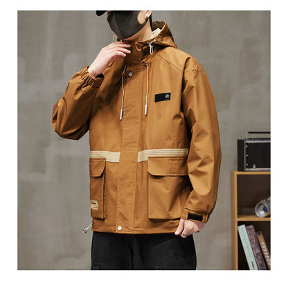 ワークウェアスタイルのパッチポケットパッチワーク防風防水フード付きジャケット。