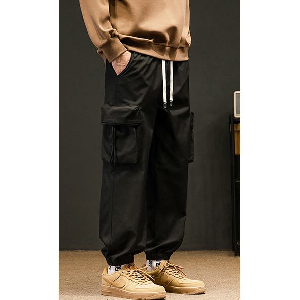 Pantalon cargo ample à poches soufflets et coupe fuselée style streetwear, avec élasticité.