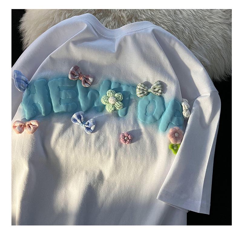 قميص قطني ذو أكمام قصيرة وياقة مستديرة وطبعة زهور وقَصَّة فضفاضة مع تزيين رغوي