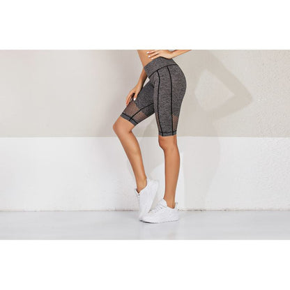 Pantalones cortos deportivos de cintura media de malla ajustada de yoga, estilo de calle de alta moda, de secado rápido de cinco puntos con huecos.