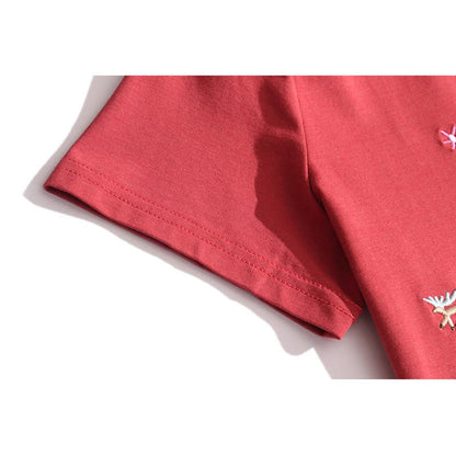 Camiseta de manga corta de algodón con cuello en V, botones y corte holgado para usar por fuera.