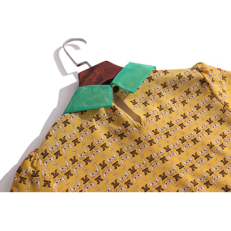 قميص قصير الأكمام مصنوع من الشيفون ذو قَصَّة فضفاضة متعددة الاستخدامات وبياقة على شكل V