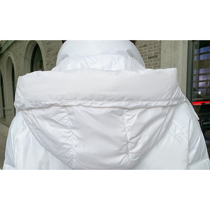 Abrigo acolchado impermeable con capucha y longitud hasta la rodilla, ligero.