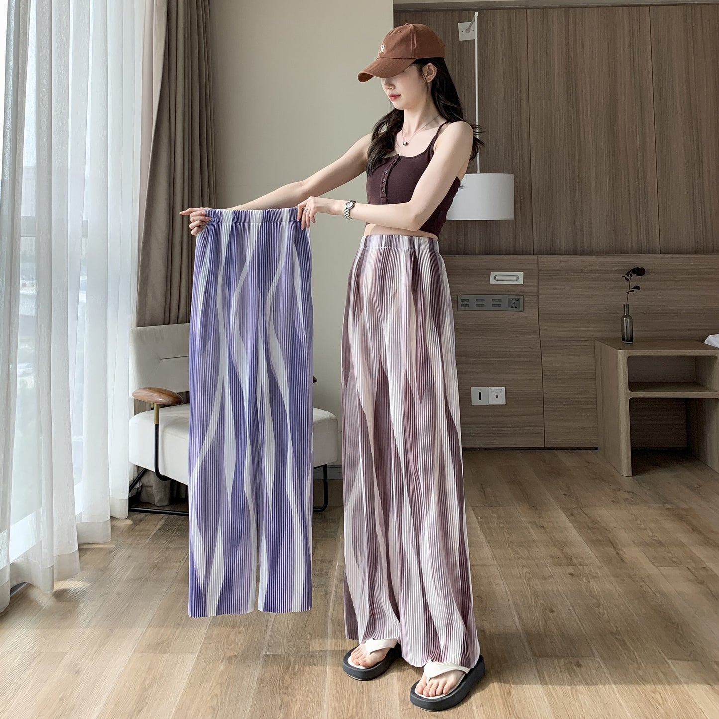 Pantalones largos de seda helada con estampado de anudado teñido, estilo casual de talle alto y pliegues rectos.