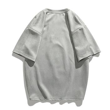 Kurzarm-T-Shirt mit Rundhalsausschnitt, elastischem Wildlederdruck und überschnittenen Schultern.