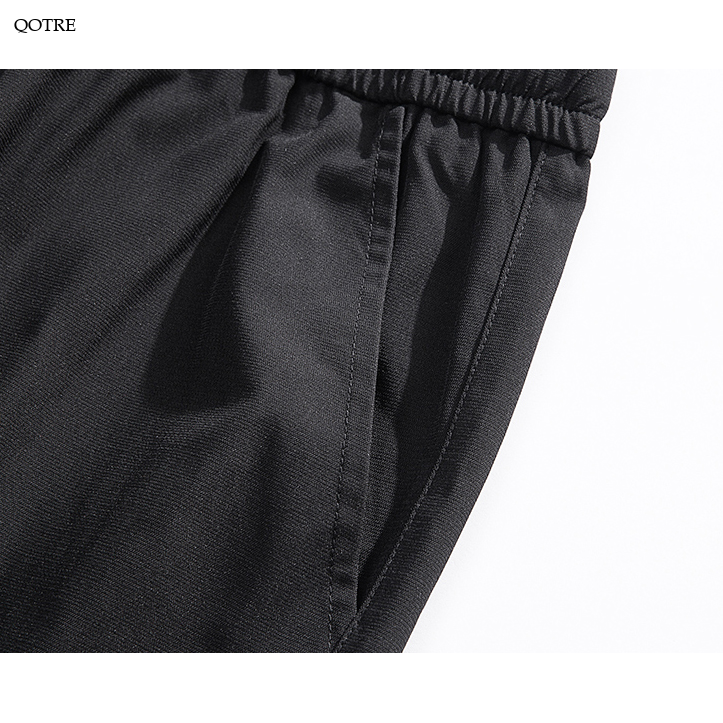 Pantalones cargo sueltos con bolsillos de fuelle estilo callejero y corte cónico elástico.