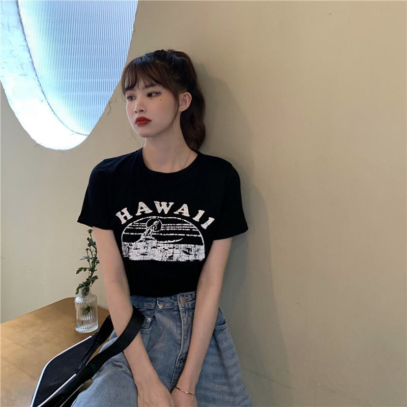 Camiseta de manga corta retro con cuello redondo y letras cortas
