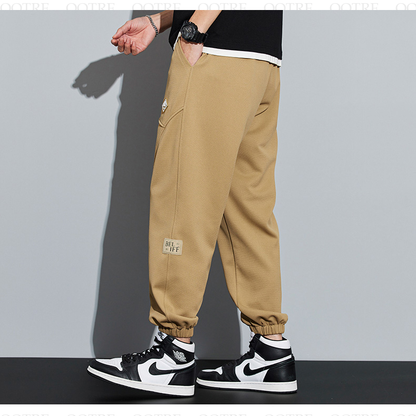Pantalón de chándal deportivo de punto con bolsillos parcheados ajustados.