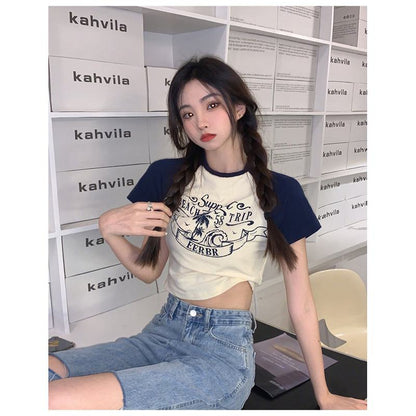 Camiseta de manga corta con bloques de color y letras impresas