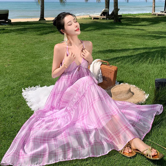 Robe de plage violette à décolleté en V, cami sans manches et jupe de fée semi-transparente avec dos nu.