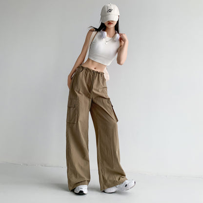 Pantalon ample décontracté de style urbain avec ceinture à cordon de serrage et jambes larges.