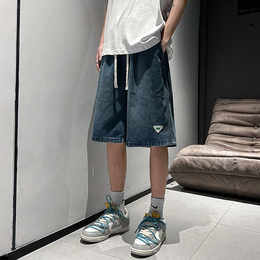 Trendige, lockere Denim-Shorts mit elastischem Bund und Kordelzug.