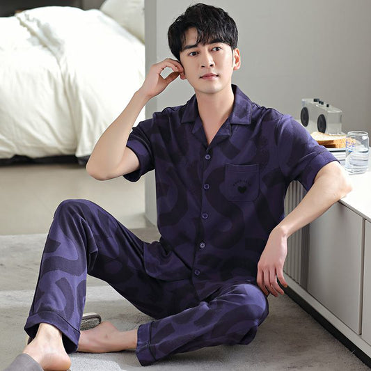 Conjunto de pijama morado de botones delanteros con cuello y bolsillo.
