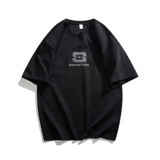 Bequemes, weiches T-Shirt mit überschnittenen Schultern und vielseitigen Buchstaben auf den kurzen Ärmeln