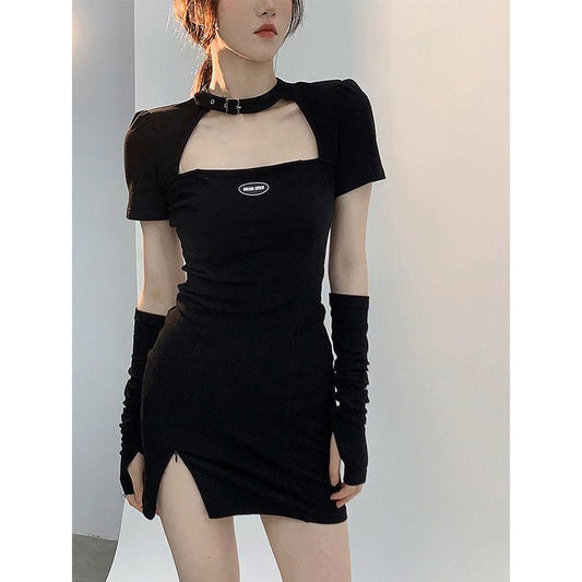 Eng anliegendes schwarzes Kleid mit taillierten Ärmeln und ausgeschnittenen Details zur schlankmachenden Wirkung.