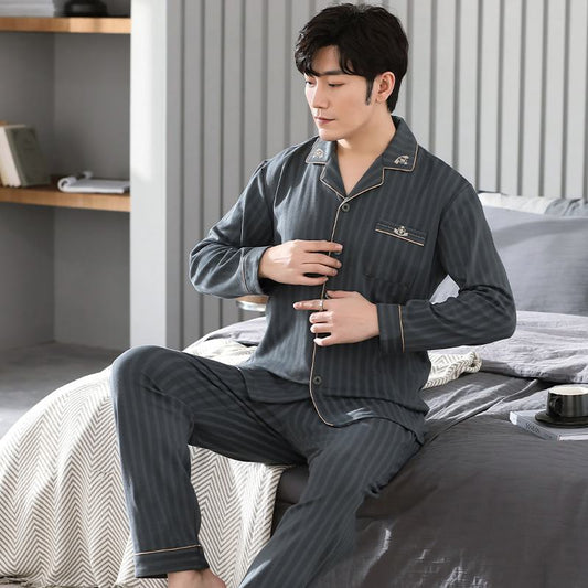 Ensemble pyjama en coton à rayures avec col en couleur, boutonnage devant et poche.