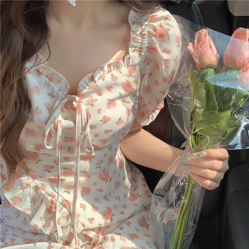 فستان طبعة زهور مع تصميم رفيع، حاشية بطيات وفتحة غير منتظمة مع ربطة
