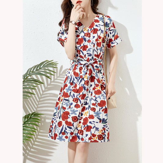 Eng anliegendes Kleid mit floralem Print, taillierter Bund und schickem V-Ausschnitt