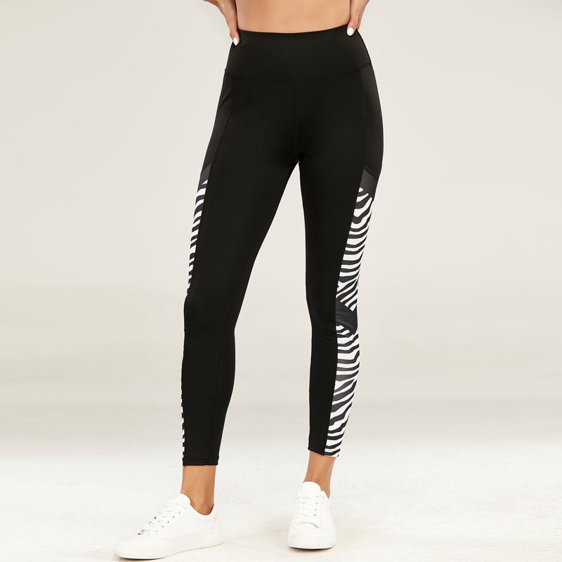 Leggings deportivos de moda ajustados para yoga y running con estampado de cebra en blanco y negro.
