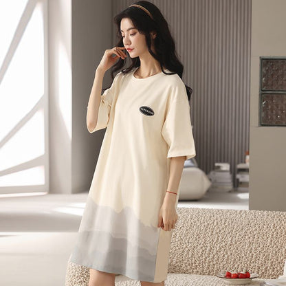 Einfaches Lounge-Kleid aus reiner Baumwolle mit Rundhalsausschnitt, Farbverlauf und Buchstaben