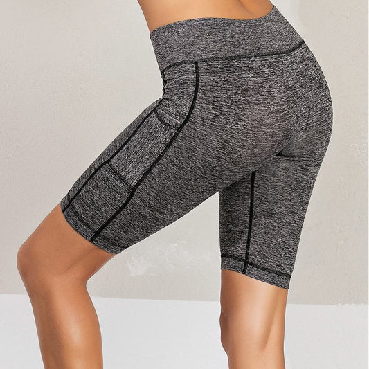 Pantalones cortos deportivos ajustados de yoga y fitness de secado rápido con levantamiento de glúteos grises