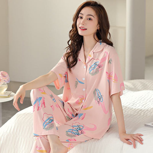 Ensemble pyjama rose avec motif végétal mignon et boutons à l'avant
