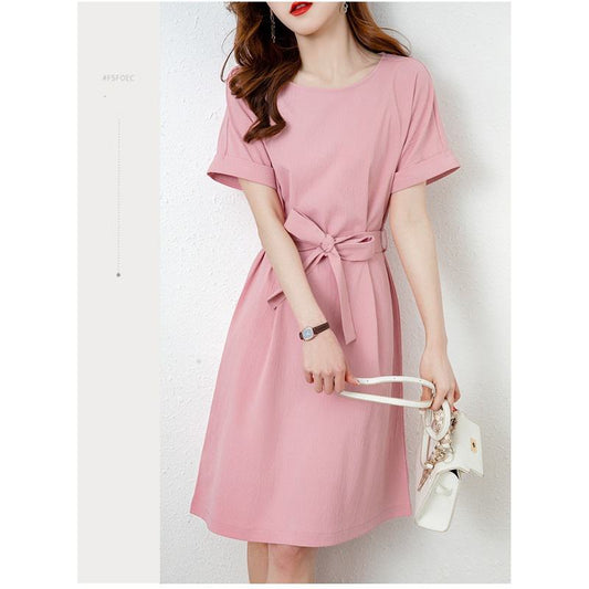 シックなタイアップベルトのピンクボウタイのソリッドカラードレス。