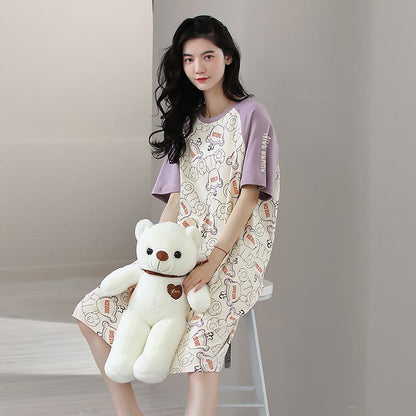 فستان لونج ميدي بتصميم الدببة وتفاصيل متنوعة باللون البنفسجي، مصنوع من القطن النقي المنسوج بإحكام.