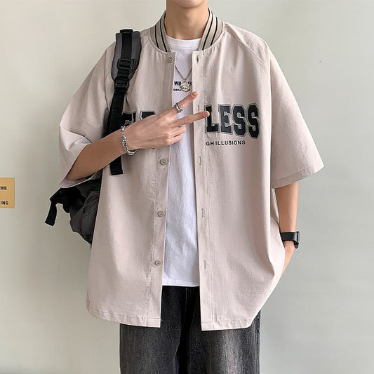 Camisa de manga corta con cuello de béisbol y estampado de letras de moda