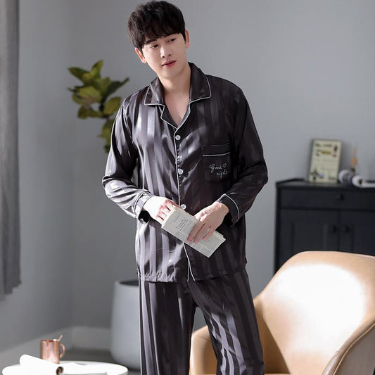 Seiden-Pyjama-Set mit Knopfleiste, Brusttasche und gestreiftem Kragen
