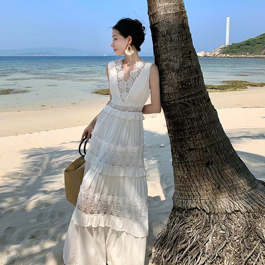 Mehrschichtiges Strandkleid mit ausgeschnittenen Details in Weiß aus Spitze