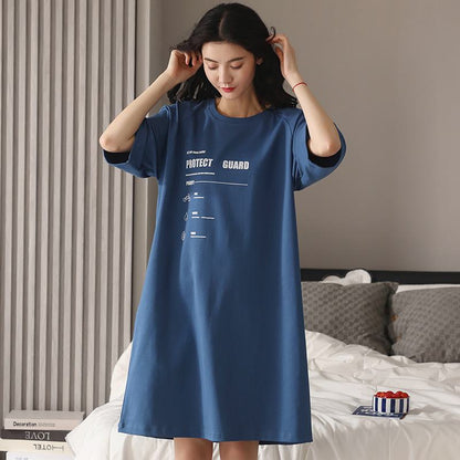 Blaues Lounge-Kleid mit Rundhalsausschnitt aus reiner Baumwolle und Buchstaben.