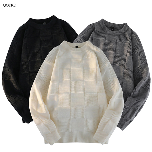 Pull ample en tricot à col rond et design simple.