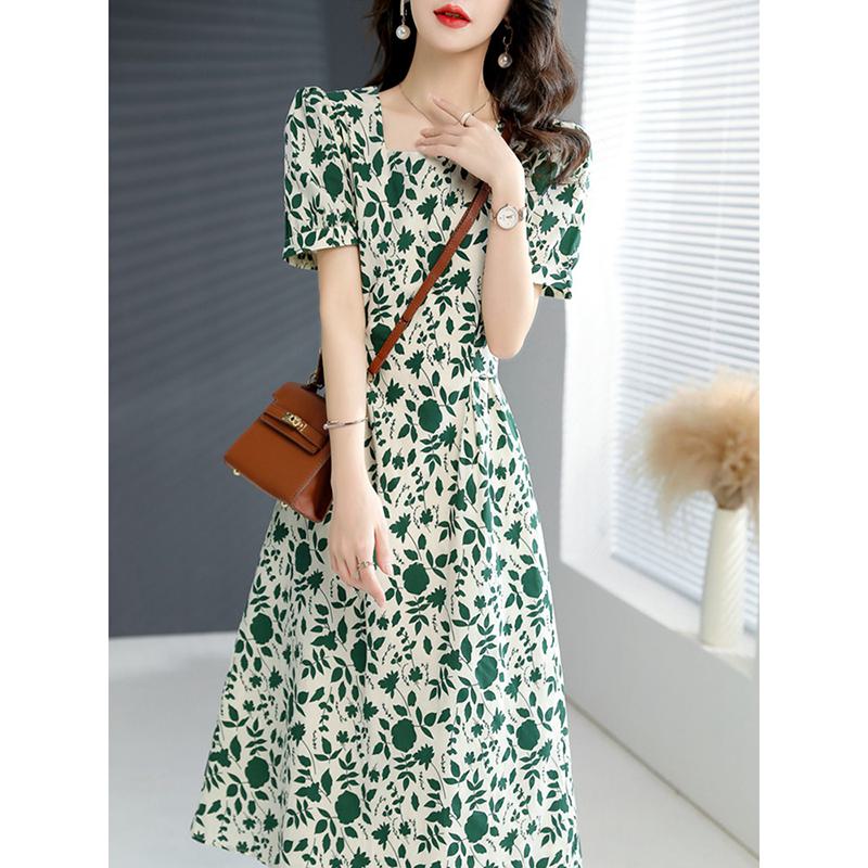 Schlankmachendes, grünes Kleid im französischen Stil mit floralem Muster, quadratischem Ausschnitt und schmalem Schnitt
