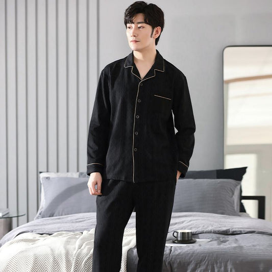 Conjunto de pijama de manga larga de algodón negro con botones al frente y solapa.