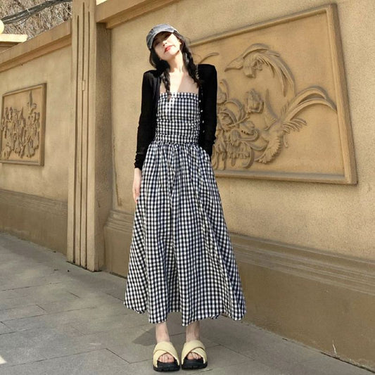 فستان بلايد أنيق بتصميم فرنسي غير منتظم بدون حمالات باللونين الأسود والأبيض.