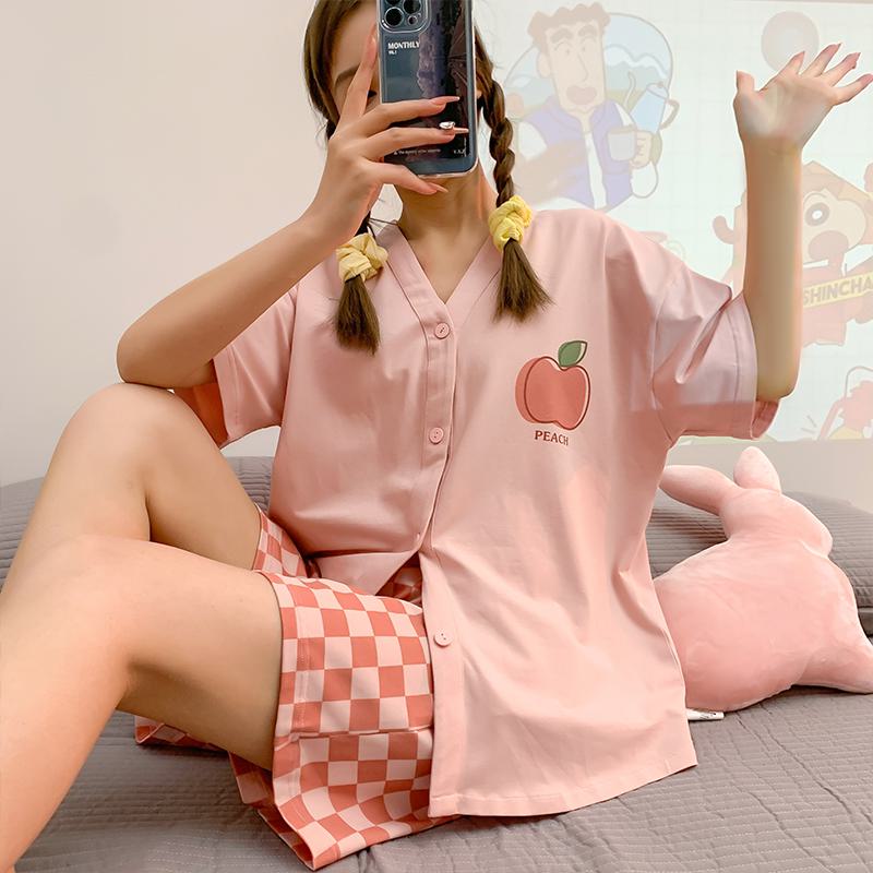 Conjunto de pijama lindo rosa con botones delanteros y cuello en V estilo manzana