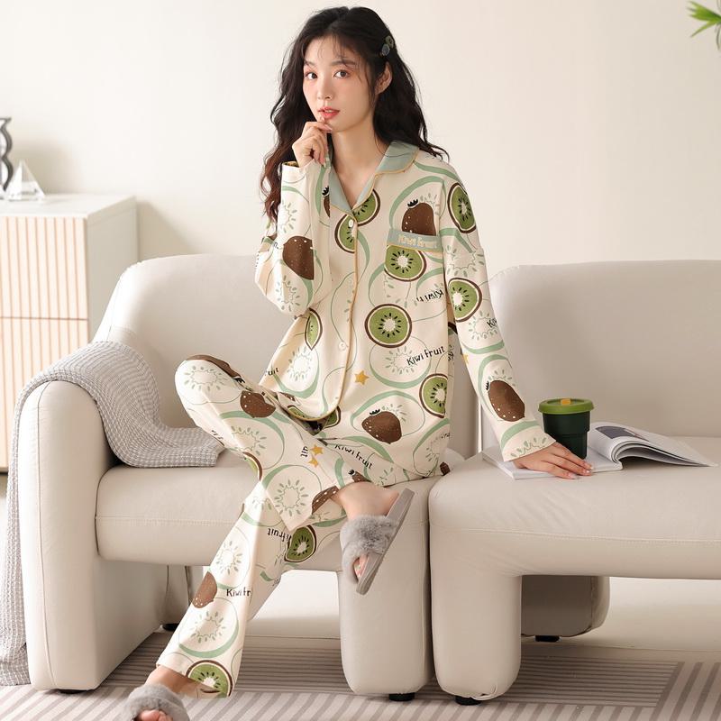 Ensemble de pyjama en coton pur tissé serré avec boutons sur le devant et motif fruité.
