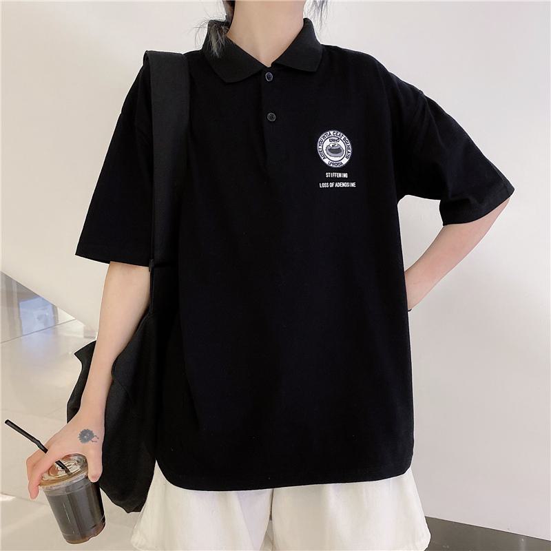 Lässiges, tailliertes T-Shirt mit kurzem Arm, Reverskragen und lockerer Passform