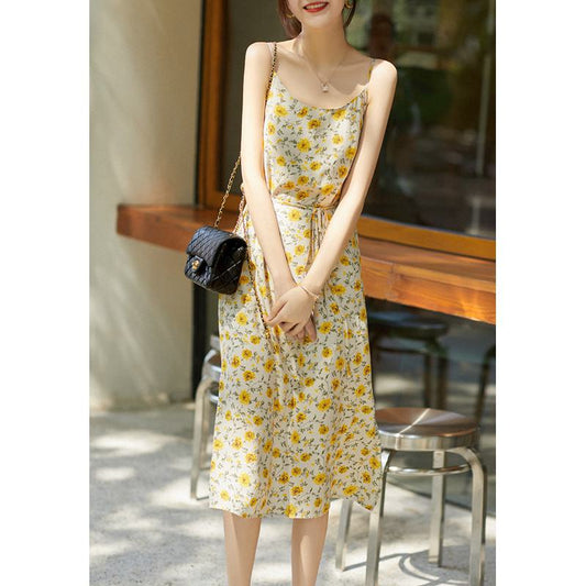 Vestido amarillo elegante con estampado floral, cintura ajustada y lazo