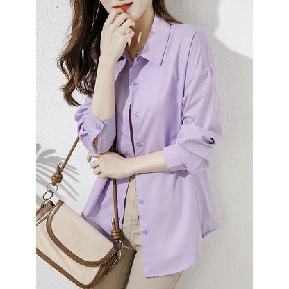 Chemise décontractée fine à manches longues, coupe ample, de couleur violette, avec protection solaire.