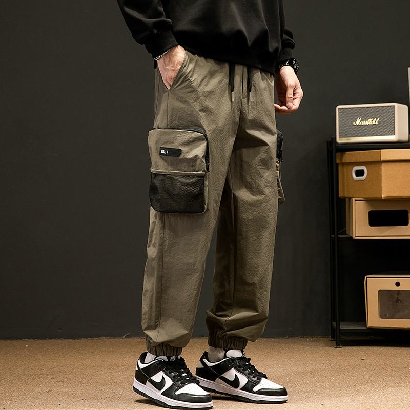 Pantalons cargo amples à coupe ample avec ourlet à cordon élastique.
