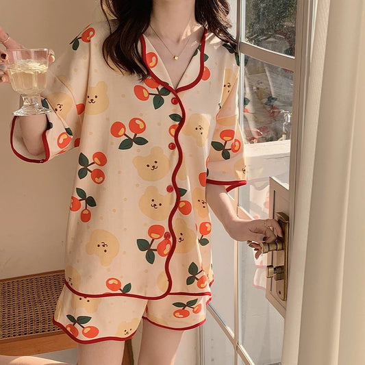 Niedliches Pyjama-Set mit Kirsch-Kragen und Knopfleiste