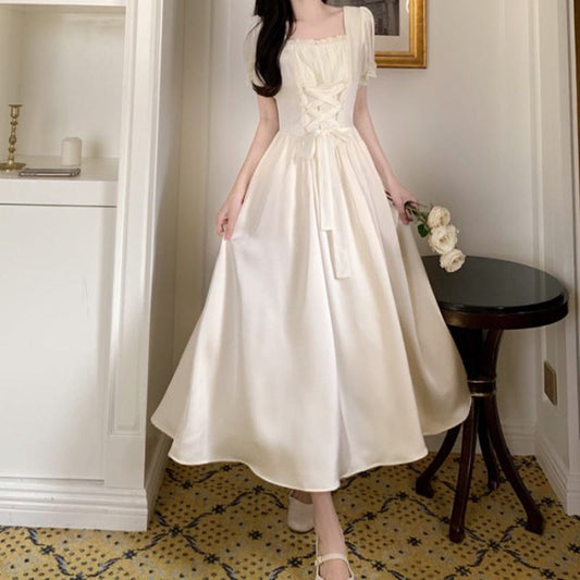 Romantisches Retro-Schlankmachendes Kleid mit tailliertem Gürtel und eckigem Kragen im französischen Stil