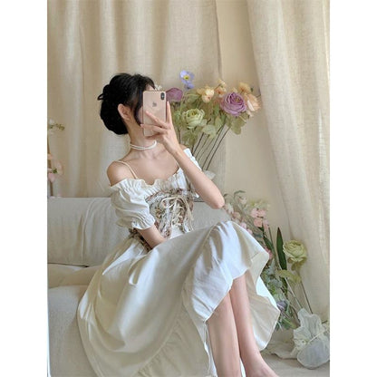 Elegantes Retro-Kleid mit tailliertem Bund und schulterfreiem Design in Weiß