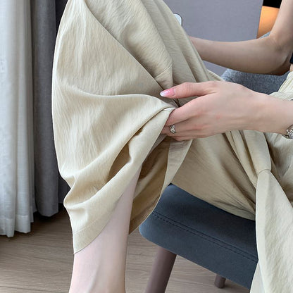Pantalon en lin et coton soyeux, ample et taille haute, idéal pour une protection solaire et une tenue décontractée.