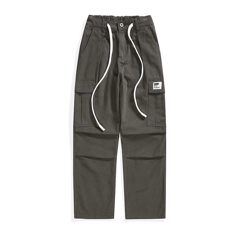 Pantalons cargo décontractés à jambes larges et droites avec poches à rabat.