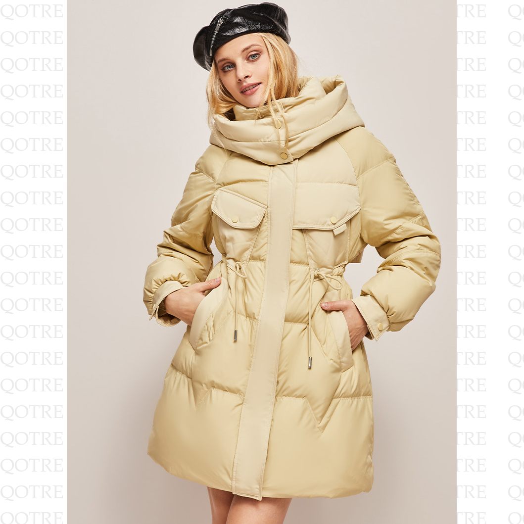 Manteau matelassé à capuche et taille cintrée jusqu'au genou