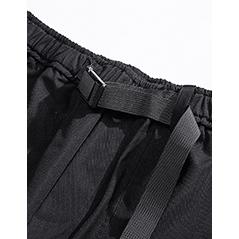 Pantalons cargo fuselés à poches obliques et coupe ample.