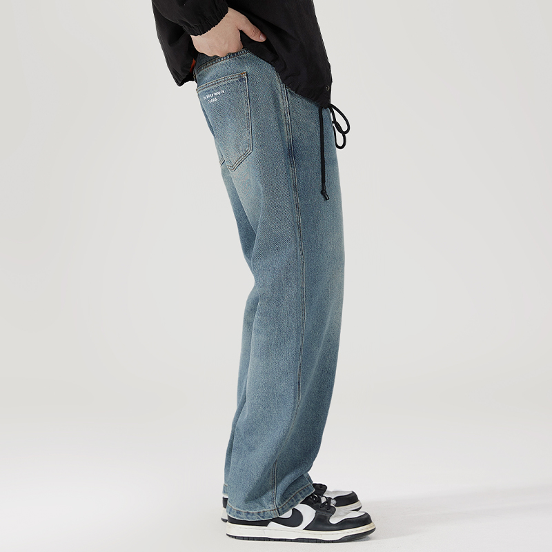 Pantalones de pierna recta sueltos y casuales con cintura elástica y abertura en el dobladillo.